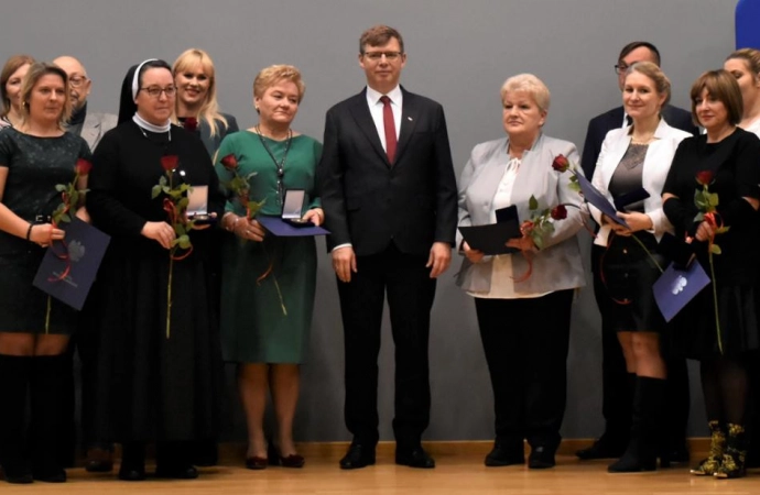 {Wojewoda warmińsko-mazurski wręczył nagrody i wyróżnienia w dziedzinie pomocy społecznej.}