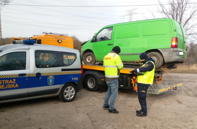 {Olsztyńska Staż Miejska kontynuuje usuwanie niesprawnych samochodów.}